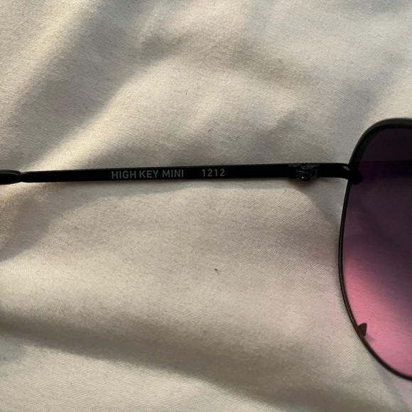 Quay Australia Black and Purple Sunglasses Sleek Design - Picture 3 of 4